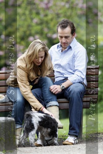 Amsterdam 29 april 2008
Fabienne de Vries met hond en nieuwe vriend Boudewijn in het beatrixpark.
Peter Smulders bv