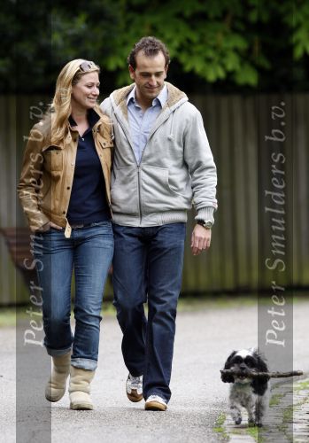 Amsterdam 29 april 2008
Fabienne de Vries met hond en nieuwe vriend Boudewijn in het beatrixpark.
Peter Smulders bv