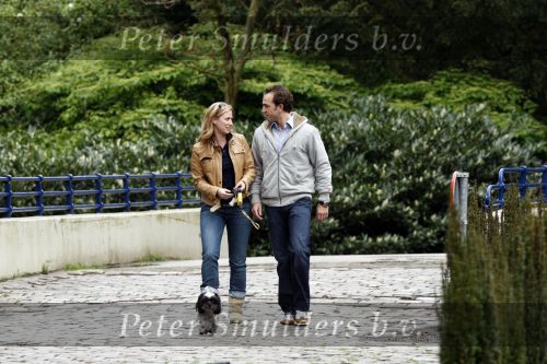 Amsterdam 29 april 2008
Fabienne de Vries met hond en nieuwe vriend Boudewijn in het beatrixpark.
Peter Smulders bv