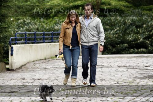 Amsterdam 29 april 2008
Fabienne de Vries met hond en nieuwe vriend Boudewijn in het beatrixpark.
Peter Smulders bv