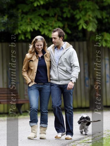 Amsterdam 29 april 2008
Fabienne de Vries met hond en nieuwe vriend Boudewijn in het beatrixpark.
Peter Smulders bv