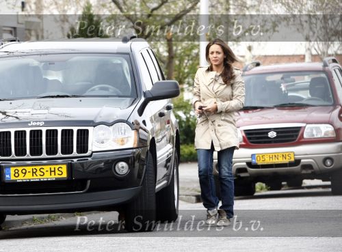 Diemen 18 april 2008
Fajah Lourens komt aan bij haar huis in Diemn.
Peter Smulders bv