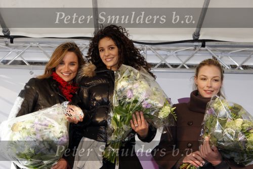 Amsterdam 31 januari 2009
Fajah Lourens Lieke v Lexmond en Renate Verbaan doen mee aan race met de nieuwe Toyota iq op de parkeerplaats bij het Okura.
Peter Smulders bv