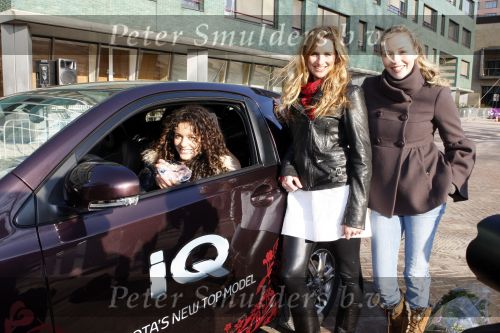 Amsterdam 31 januari 2009
Fajah Lourens Lieke v Lexmond en Renate Verbaan doen mee aan race met de nieuwe Toyota iq op de parkeerplaats bij het Okura.
Peter Smulders bv
