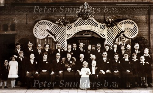 1949
Familie Smulders uit Eindhoven met Peter Smulders ( als 1 jarige )
