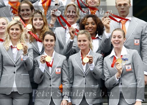 Den Haag 27 augustus 2008
De Olympische medaille winnaars van Peking op het bordes bij Koningin Beatrix. Aanwezig oa Anky v Grunsven Maarten v d Weijden Inge Dekker Marianne Vos Naomi v As Fatima de Moreiro Melo, anky v Grunsven Deborah Gravenstijn...
Peter Smulders bv