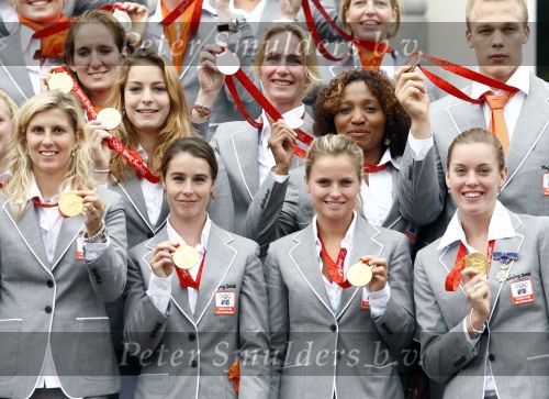 Den Haag 27 augustus 2008
De Olympische medaille winnaars van Peking op het bordes bij Koningin Beatrix. Aanwezig oa Anky v Grunsven Maarten v d Weijden Inge Dekker Marianne Vos Naomi v As Fatima de Moreiro Melo, anky v Grunsven Deborah Gravenstijn...
Peter Smulders bv
