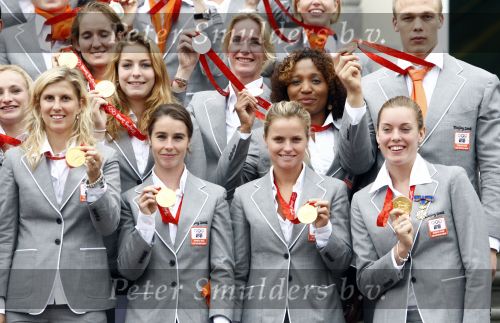 Den Haag 27 augustus 2008
De Olympische medaille winnaars van Peking op het bordes bij Koningin Beatrix. Aanwezig oa Anky v Grunsven Maarten v d Weijden Inge Dekker Marianne Vos Naomi v As Fatima de Moreiro Melo, anky v Grunsven Deborah Gravenstijn...
Peter Smulders bv