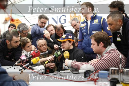 Barcelona 11 maart 2009
Test dag voor de formule 1 teams op het circuit van Barcelona. Fernando Alonso in een ING Renault
Peter Smulders bv