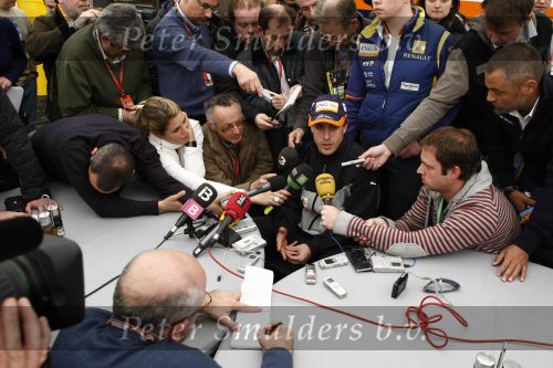 Barcelona 11 maart 2009
Test dag voor de formule 1 teams op het circuit van Barcelona. Fernando Alonso in een ING Renault
Peter Smulders bv