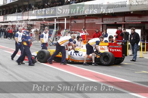 Barcelona 11 maart 2009
Test dag voor de formule 1 teams op het circuit van Barcelona. Fernando Alonso in een ING Renault
Peter Smulders bv