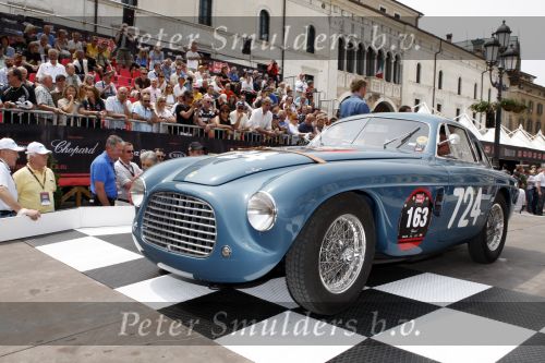 Brescia 15 mei 2008
Start van de Mille Miglia in Brescia. State of art rijdt met 2 porsches mee. ferrari