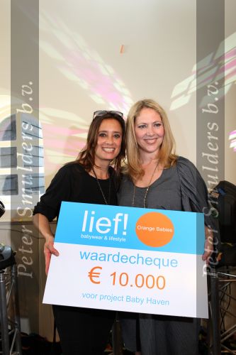 Molenaarsgraaf, 15 April 2009
Nieuw Lifestyle Magazine LIEF
Fiona Hering met Suzanne Kleeman met een checque van 10.000 Euro
Foto Peter Smulders BV