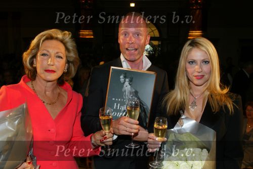 Amsterdam 21 mei 2003
presentatie boek mart Visser in  het tropenmuseum
mart visser met fiona hering en karin Verstraete