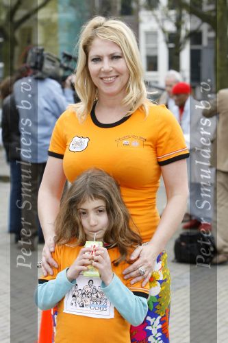 Amsterdam 23 april 2006
Voetballen voor SOS kinderdorpen in Amsterdam.
Fiona Hering  met dochter India