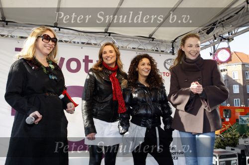 Amsterdam 31 januari 2009
Fajah Lourens Lieke v Lexmond en Renate Verbaan doen mee aan race met de nieuwe Toyota iq op de parkeerplaats bij het Okura. Fiona Hering presenteert het geheel
Peter Smulders bv