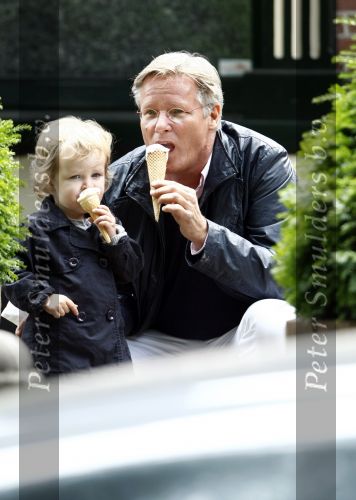 Laren 23 juni 2008
Fons de Poel en zijn dochtertje eten een ijsje.