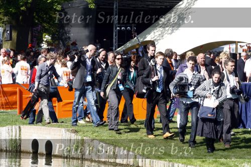 Apeldoorn 30 april 2009
Koninginnedag 2009 in apeldoorn met Koningin Beatrix Pieter v Vollenhoven Prinses Margriet Maxima Prins Willem Alexander Prins Constantijn Prinses Laurentien Prinses Mabel Prins Friso Prins Maurits Prinses Marilene Prins Pieter Christiaan Prinses Anita Prins Floris een zwangere Prinses Aimee en Prinses Annette. s middags probeerde een dwaas een aanslag te plegen op de koninklijke familie waarbij meerdere doden vielen. pers
Peter Smulders bv