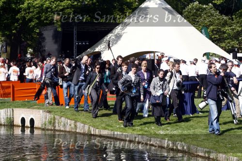 Apeldoorn 30 april 2009
Koninginnedag 2009 in apeldoorn met Koningin Beatrix Pieter v Vollenhoven Prinses Margriet Maxima Prins Willem Alexander Prins Constantijn Prinses Laurentien Prinses Mabel Prins Friso Prins Maurits Prinses Marilene Prins Pieter Christiaan Prinses Anita Prins Floris een zwangere Prinses Aimee en Prinses Annette. s middags probeerde een dwaas een aanslag te plegen op de koninklijke familie waarbij meerdere doden vielen. pers
Peter Smulders bv
