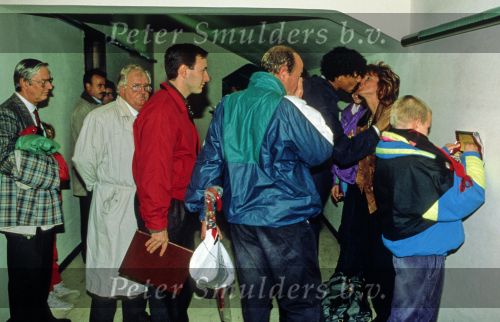 Milaan, 5 November 1989
Na afloop van de wedstrijd AC Milaan-Juventus ontmoet Frank Rijkaard zijn vriendin ( terwijl hij op dat moment nog getrouwd was met Carmen Rijkaard ), Monique Olgers ( Monique Rijkaard )
De eerste foto die publiekelijk is gemaakt van het stel.
Tweede van links: Apolonius Konijnberg ( zijn toenmalige manager )