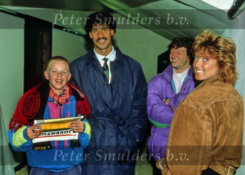 Milaan, 5 November 1989
Na afloop van de wedstrijd AC Milaan-Juventus ontmoet Frank Rijkaard zijn vriendin ( terwijl hij op dat moment nog getrouwd was met Carmen Rijkaard ), Monique Olgers ( Monique Rijkaard )
De eerste foto die publiekelijk is gemaakt van het stel.