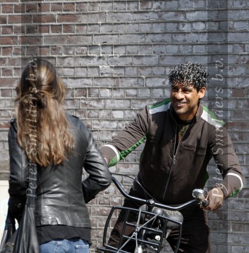 Amsterdam 13 april 2009
Frank Rijkaard met zijn nieuwe vriendin Stephanie Fransen. Ze vertrekken bij zijn nieuwe huis en gaan lunchen bij het Hilton hotel.
Peter Smulders bv