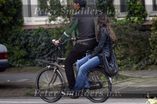 Amsterdam 13 april 2009
Frank Rijkaard met zijn nieuwe vriendin Stephanie Fransen. Ze vertrekken bij zijn nieuwe huis en gaan lunchen bij het Hilton hotel.
Peter Smulders bv