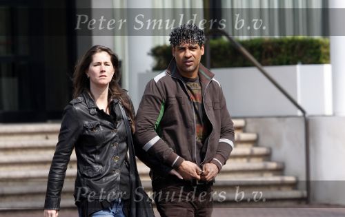 Amsterdam 13 april 2009
Frank Rijkaard met zijn nieuwe vriendin Stephanie Fransen. Ze vertrekken bij zijn nieuwe huis en gaan lunchen bij het Hilton hotel.
Peter Smulders bv