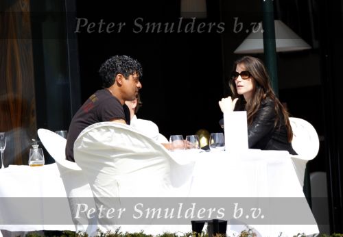 Amsterdam 13 april 2009
Frank Rijkaard met zijn nieuwe vriendin Stephanie Fransen. Ze vertrekken bij zijn nieuwe huis en gaan lunchen bij het Hilton hotel.
Peter Smulders bv