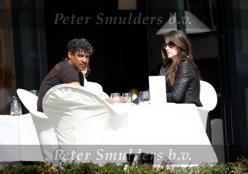 Amsterdam 13 april 2009
Frank Rijkaard met zijn nieuwe vriendin Stephanie Fransen. Ze vertrekken bij zijn nieuwe huis en gaan lunchen bij het Hilton hotel.
Peter Smulders bv