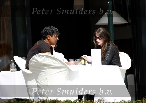 Amsterdam 13 april 2009
Frank Rijkaard met zijn nieuwe vriendin Stephanie Fransen. Ze vertrekken bij zijn nieuwe huis en gaan lunchen bij het Hilton hotel.
Peter Smulders bv
