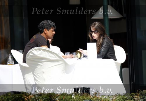 Amsterdam 13 april 2009
Frank Rijkaard met zijn nieuwe vriendin Stephanie Fransen. Ze vertrekken bij zijn nieuwe huis en gaan lunchen bij het Hilton hotel.
Peter Smulders bv