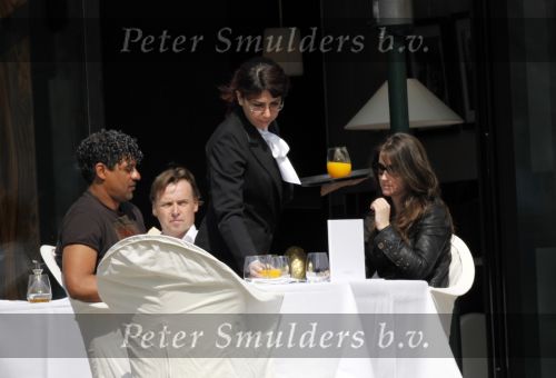 Amsterdam 13 april 2009
Frank Rijkaard met zijn nieuwe vriendin Stephanie Fransen. Ze vertrekken bij zijn nieuwe huis en gaan lunchen bij het Hilton hotel.
Peter Smulders bv