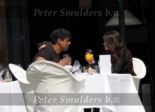 Amsterdam 13 april 2009
Frank Rijkaard met zijn nieuwe vriendin Stephanie Fransen. Ze vertrekken bij zijn nieuwe huis en gaan lunchen bij het Hilton hotel.
Peter Smulders bv