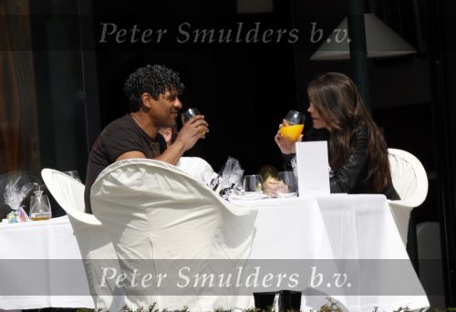 Amsterdam 13 april 2009
Frank Rijkaard met zijn nieuwe vriendin Stephanie Fransen. Ze vertrekken bij zijn nieuwe huis en gaan lunchen bij het Hilton hotel.
Peter Smulders bv