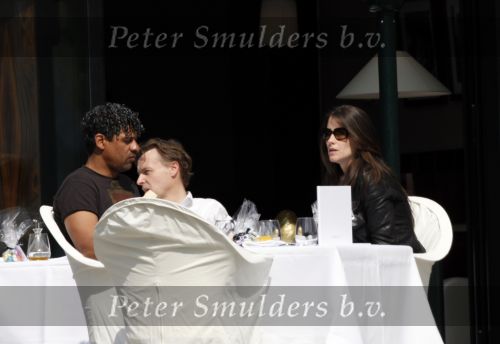 Amsterdam 13 april 2009
Frank Rijkaard met zijn nieuwe vriendin Stephanie Fransen. Ze vertrekken bij zijn nieuwe huis en gaan lunchen bij het Hilton hotel.
Peter Smulders bv