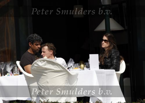 Amsterdam 13 april 2009
Frank Rijkaard met zijn nieuwe vriendin Stephanie Fransen. Ze vertrekken bij zijn nieuwe huis en gaan lunchen bij het Hilton hotel.
Peter Smulders bv