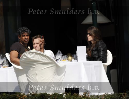 Amsterdam 13 april 2009
Frank Rijkaard met zijn nieuwe vriendin Stephanie Fransen. Ze vertrekken bij zijn nieuwe huis en gaan lunchen bij het Hilton hotel.
Peter Smulders bv