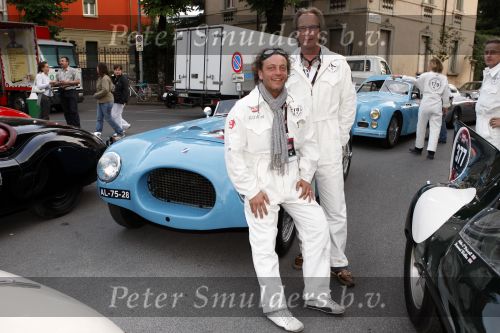 Brescia 15 mei 2008
Start van de Mille Miglia in Brescia. State of art rijdt met 2 porsches mee. 
Han Brouwers en Frank Soree