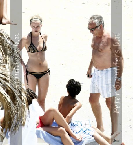 Ibiza 2 juli 2008
Angela v Hulten op het strand met haar zonen Quincy Justin en Ruben Kluivert. Frank Wisse
