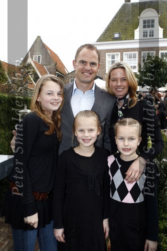 Edam 4 april 2008
Frank de Boer opent samen met zijn vrouw Helen een wwonwinkel in Edam. Zijn 3 kinderen zijn er natuurlijk ook bij.
Peter Smulders bv