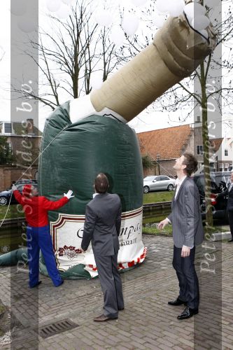 Edam 4 april 2008
Frank de Boer opent samen met zijn vrouw Helen een wwonwinkel in Edam. Zijn 3 kinderen zijn er natuurlijk ook bij.
Peter Smulders bv