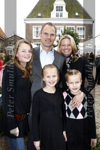 Edam 4 april 2008
Frank de Boer opent samen met zijn vrouw Helen een wwonwinkel in Edam. Zijn 3 kinderen zijn er natuurlijk ook bij.
Peter Smulders bv