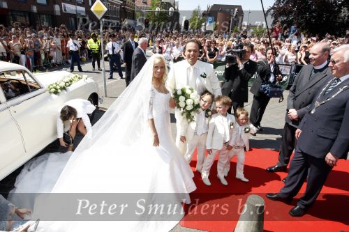 Oudenbosch 9 mei 2008
Kerkelijk huwelijk van Frans Bauer en Mariska. Hun zoons Christian jan en Frans zijn er natuurlijk ook bij.
Peter Smulders bv