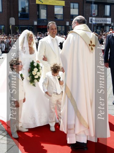 Oudenbosch 9 mei 2008
Kerkelijk huwelijk van Frans Bauer en Mariska. Hun zoons Christian jan en Frans zijn er natuurlijk ook bij.
Peter Smulders bv
