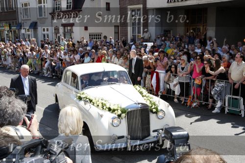Oudenbosch 9 mei 2008
Kerkelijk huwelijk van Frans Bauer en Mariska. Hun zoons Christian jan en Frans zijn er natuurlijk ook bij.
Peter Smulders bv