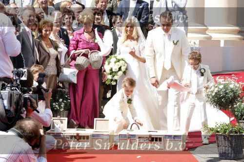 Fijnaart - Willemstad 9 mei 2008
Frans Bauer en Mariska Bauer trouwen. 
Christiaan Frans jr en Jan zijn er natuurlijk bij.