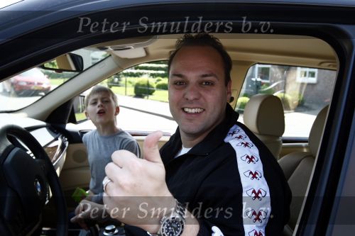 Fijnaart 9 mei 2009
Frans Bauer voor de 4 e keer vader geworden van een zoon. Voor zijn huis staat een grote opblaasbare pop in de vorm van een baby.
Peter Smulders bv