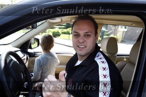 Fijnaart 9 mei 2009
Frans Bauer voor de 4 e keer vader geworden van een zoon. Voor zijn huis staat een grote opblaasbare pop in de vorm van een baby.
Peter Smulders bv