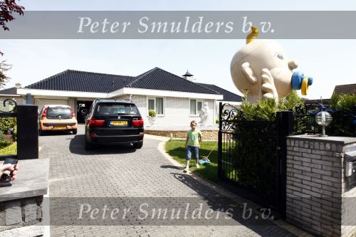 Fijnaart 9 mei 2009
Frans Bauer voor de 4 e keer vader geworden van een zoon. Voor zijn huis staat een grote opblaasbare pop in de vorm van een baby.
Peter Smulders bv